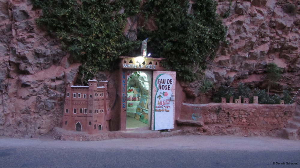 IMG_1502_little shop in a rock..with a nice guy in it!