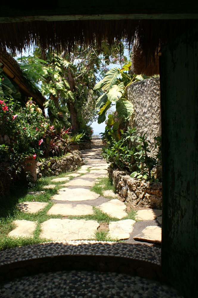 PICT2822_the small path from our lovely room to the pool and sea view