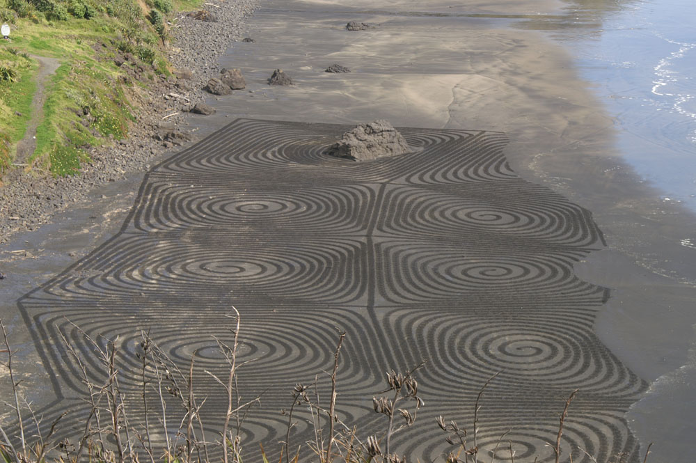 PICT2644_beach art by humans