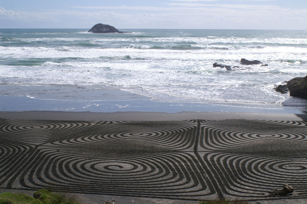 PICT2646_stunning beach art