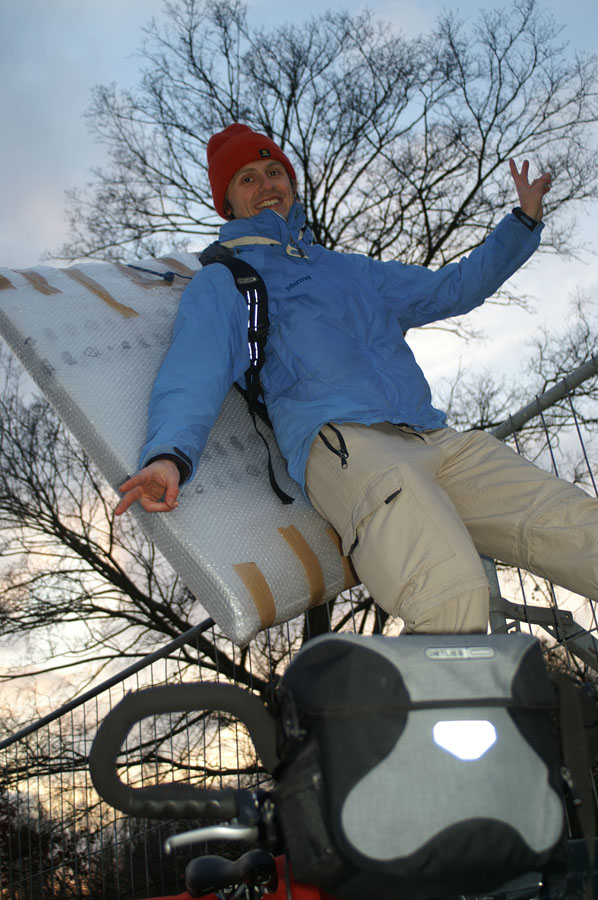 01_PICT0021_Dennis mit Rad-Karton für das Flugzeug